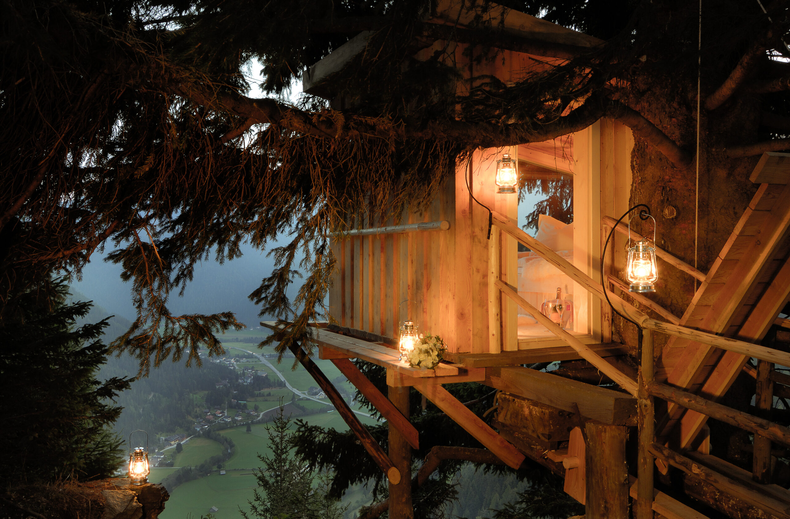 The Almdorf tree house in the trees.