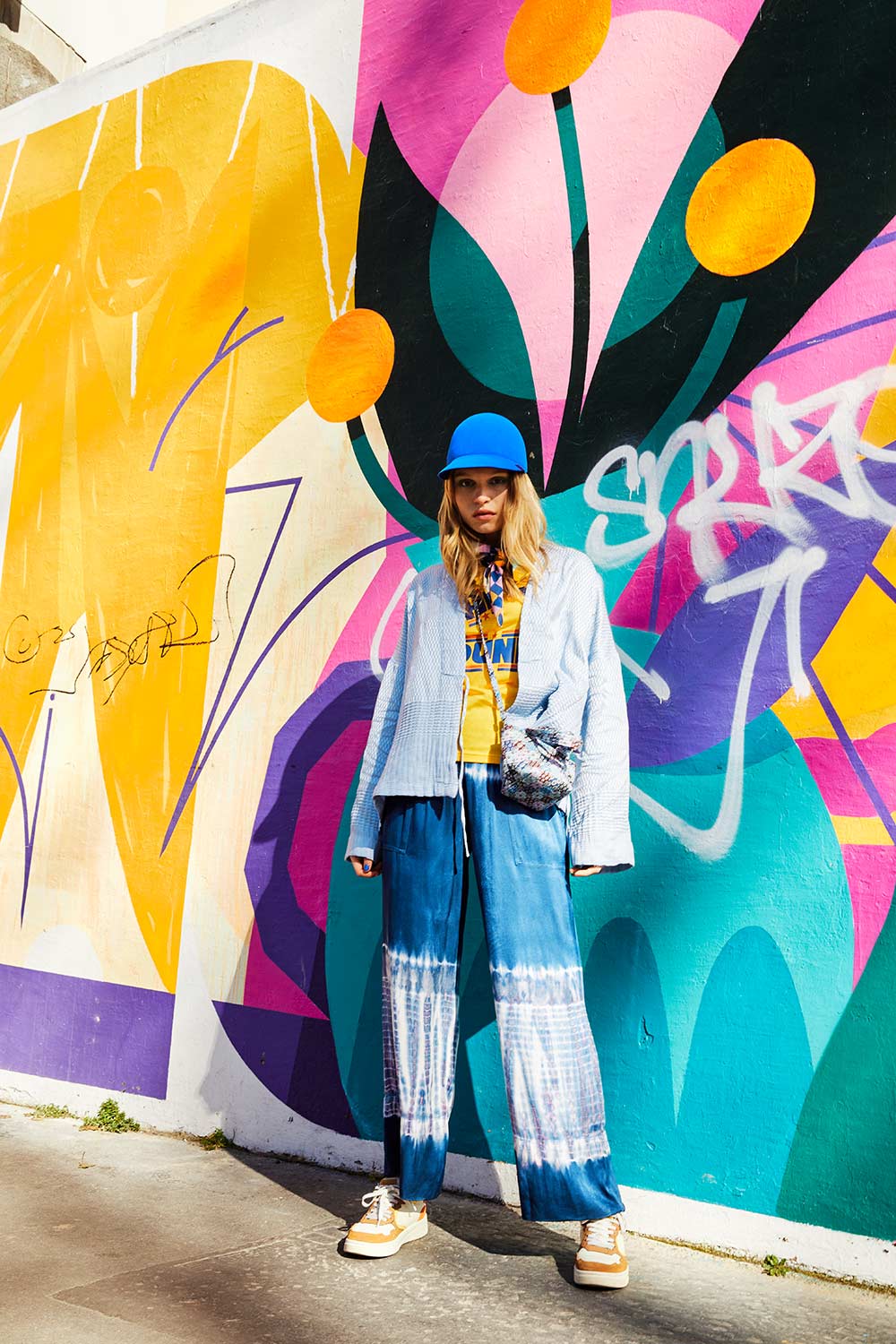 Kimono from POMANDÈRE. T-shirt from NEWTONE. Pants from CHARLIE JOE. Hat from LA CERISE SUR LE CHAPEAU. Bag from SOLÉIADO. Scarf from ÉPICE.