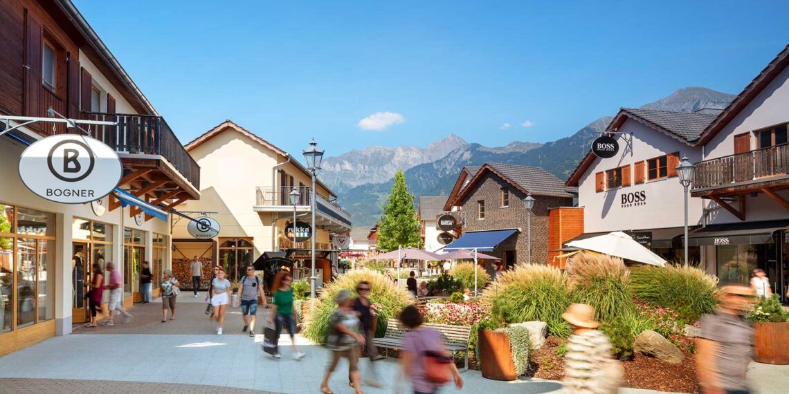 Lynn Grütter and Solveig Bethke store with FACES at the Landquart Fashion Outlet