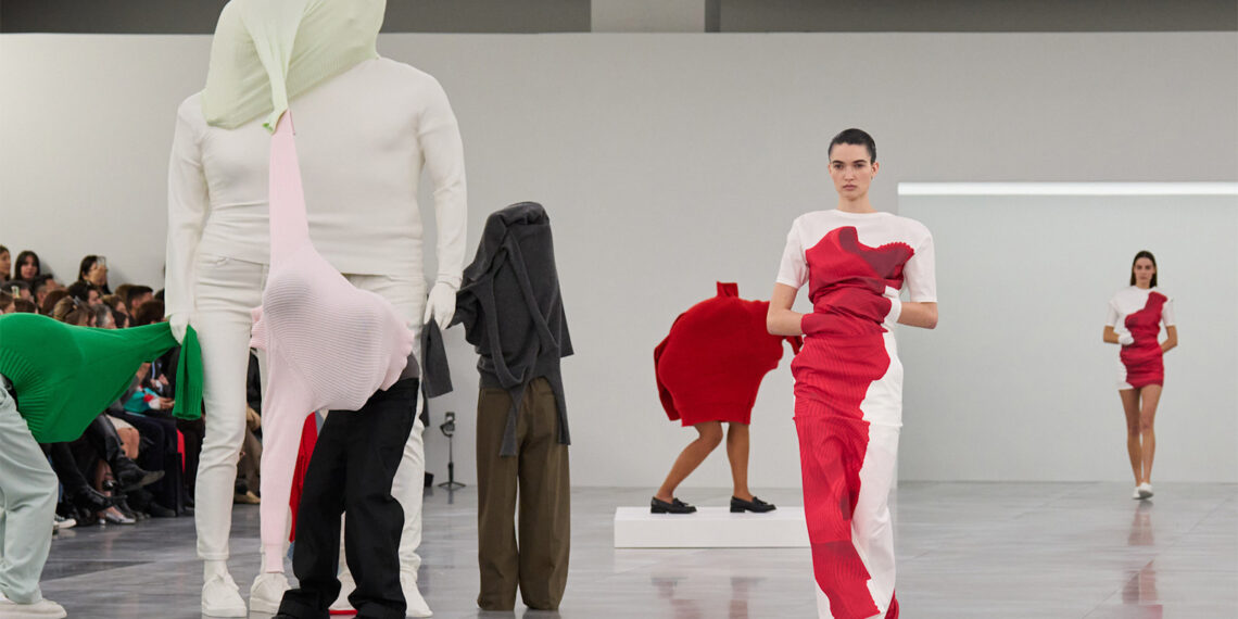 Issey Miyake Fall/Winter 2025/26 : The art of transformation