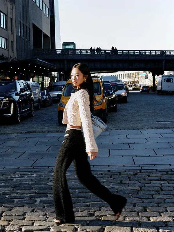 CHANELトップス Stars and nineties vibes: The new Chanel 25 - FACES Magazin