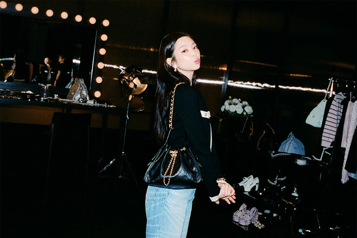 Stars and nineties vibes: The new Chanel 25 - FACES Magazin