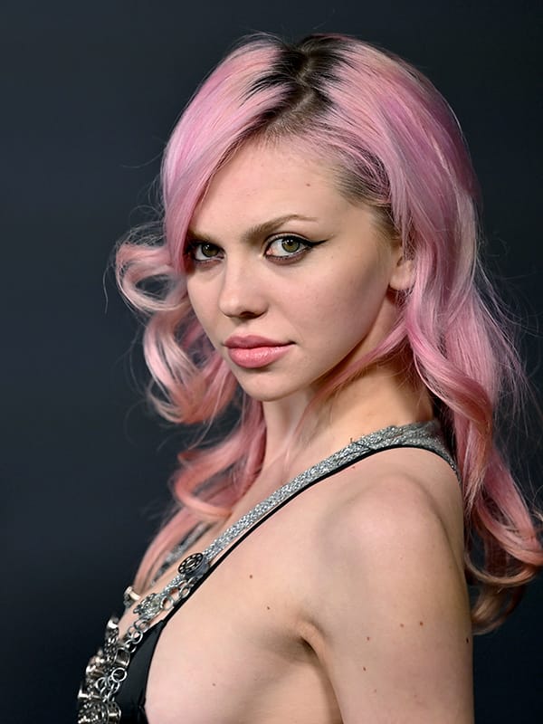 Singer and ballet dancer Adéla