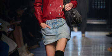 Stiefel mit Schlangen-Print zum Jeansrock von Isabel Marant