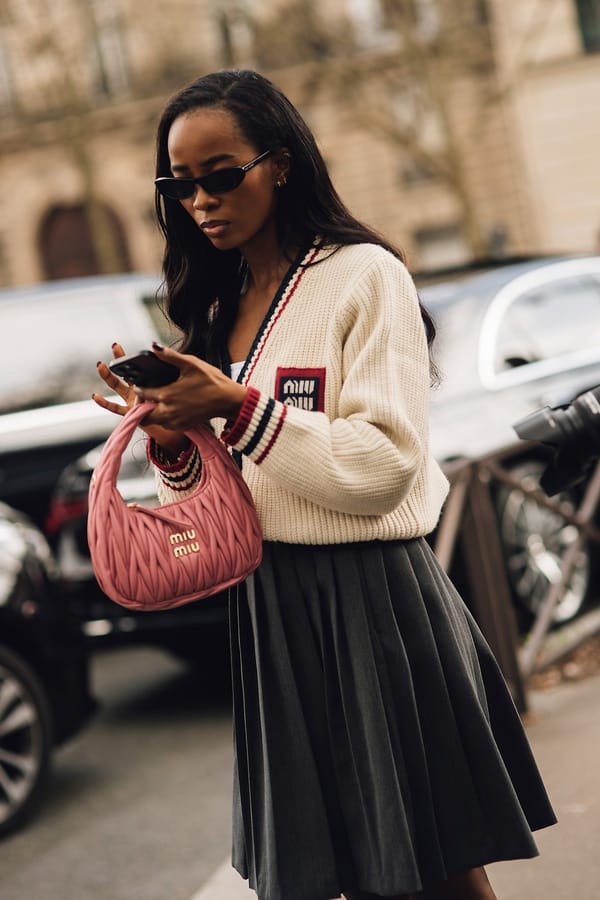 Grey pleated skirt with cardigan and pink bag, Streetstyle Paris