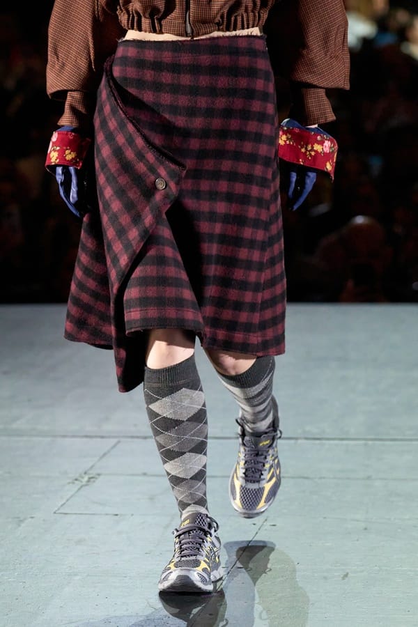 Bordeaux and black plaid wrap skirt by Zomer